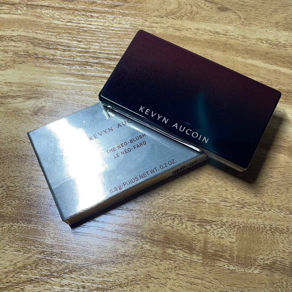 Brand new blush Kevyn Aucoin.
